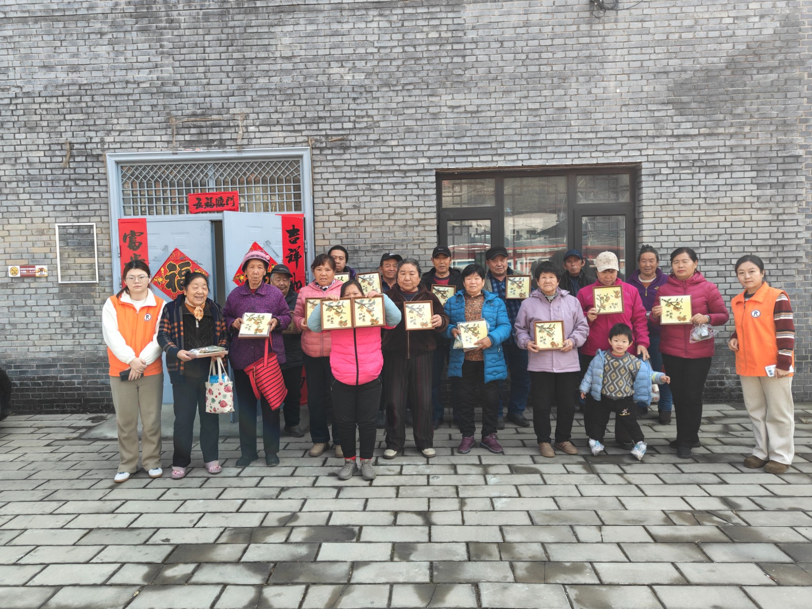 睿诚社工与霞云岭温馨家园开展中草药拼贴画...